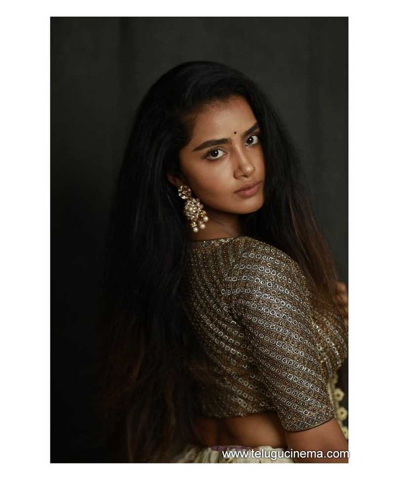 anupama stills 170122 003