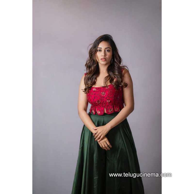 nivetha stills 040522 002