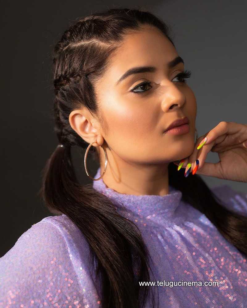 sreemukhi stills 28 10 22 003