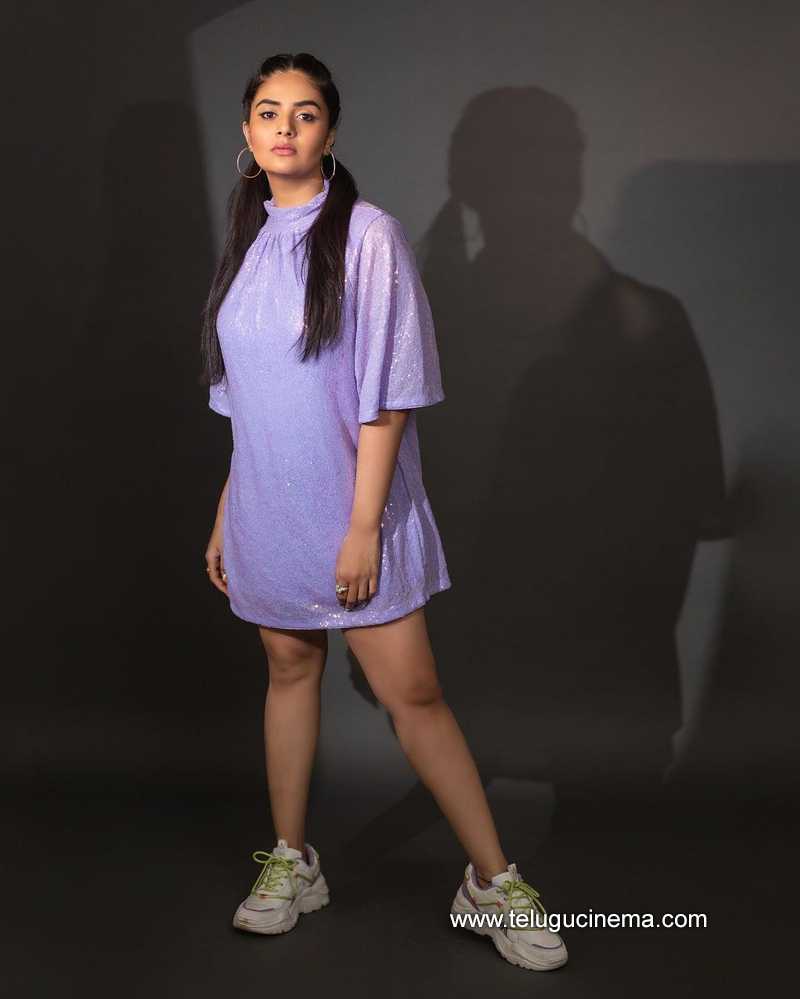 sreemukhi stills 28 10 22 007