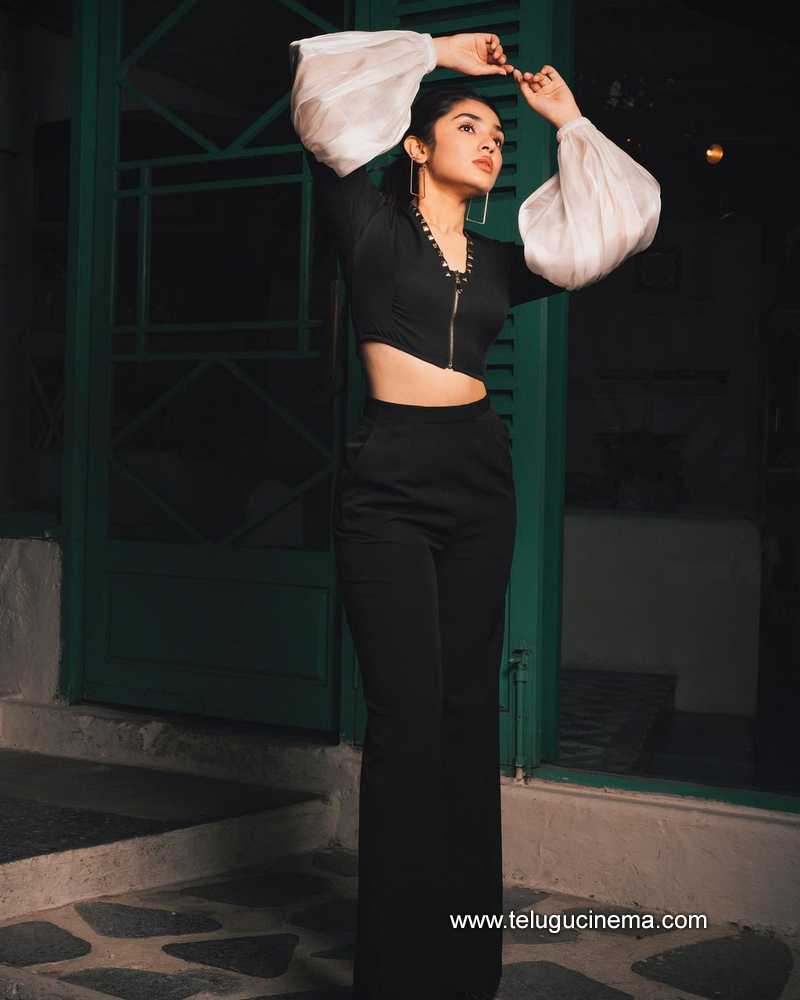kritishetty stills 01 11 22 002