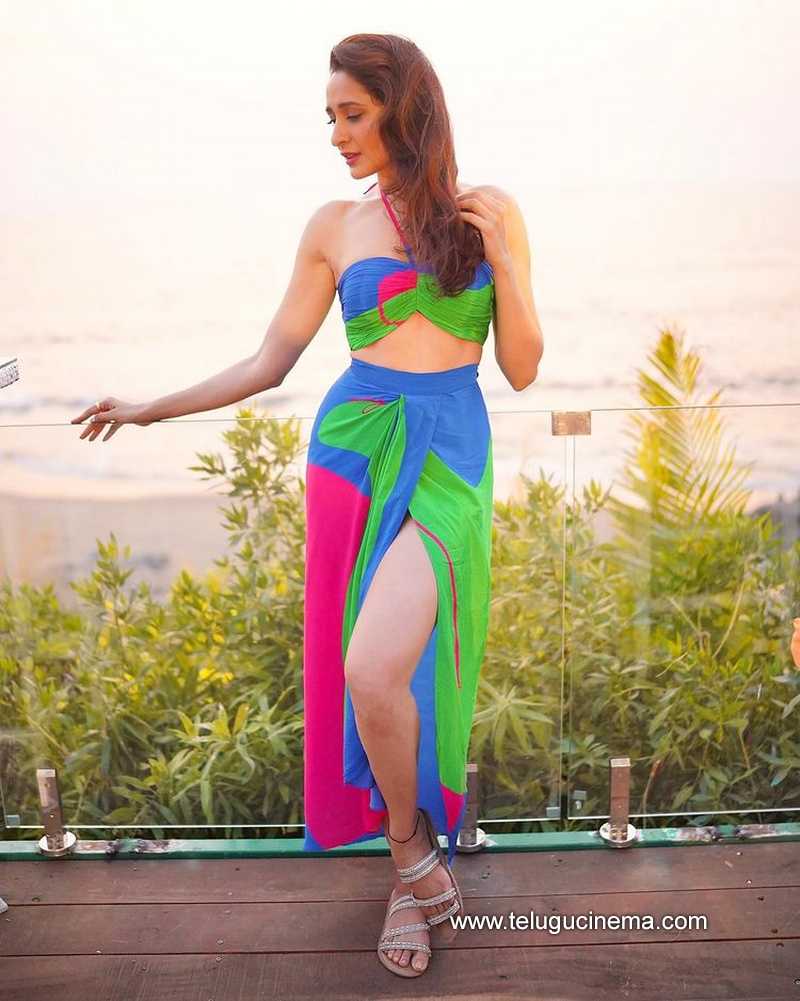 pragya stills 27 11 22 002