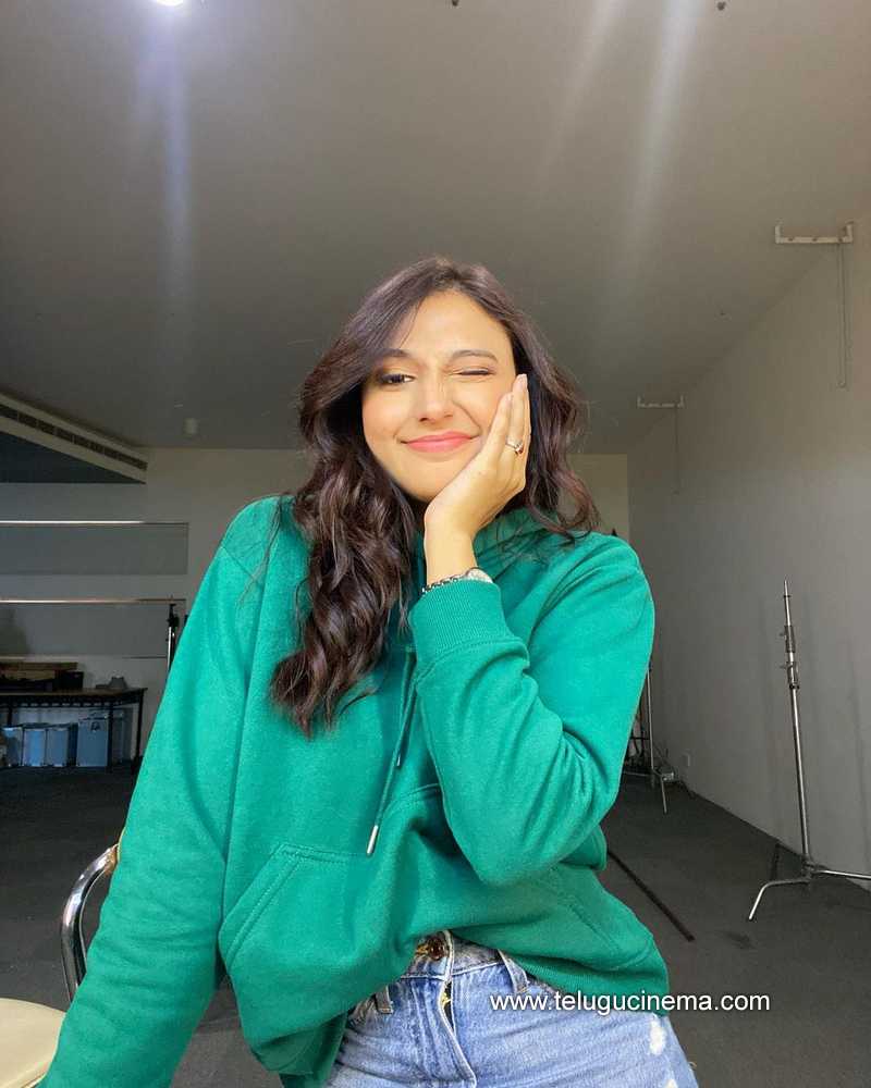 ritika stills 11 11 22 003
