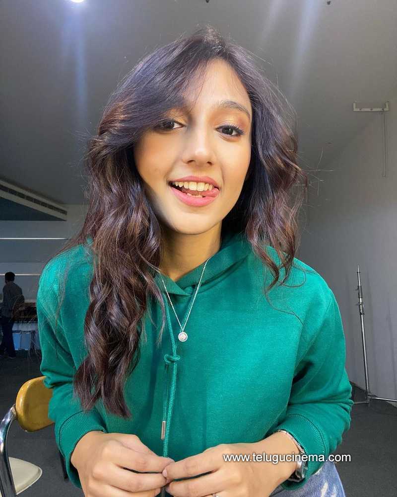 ritika stills 11 11 22 004