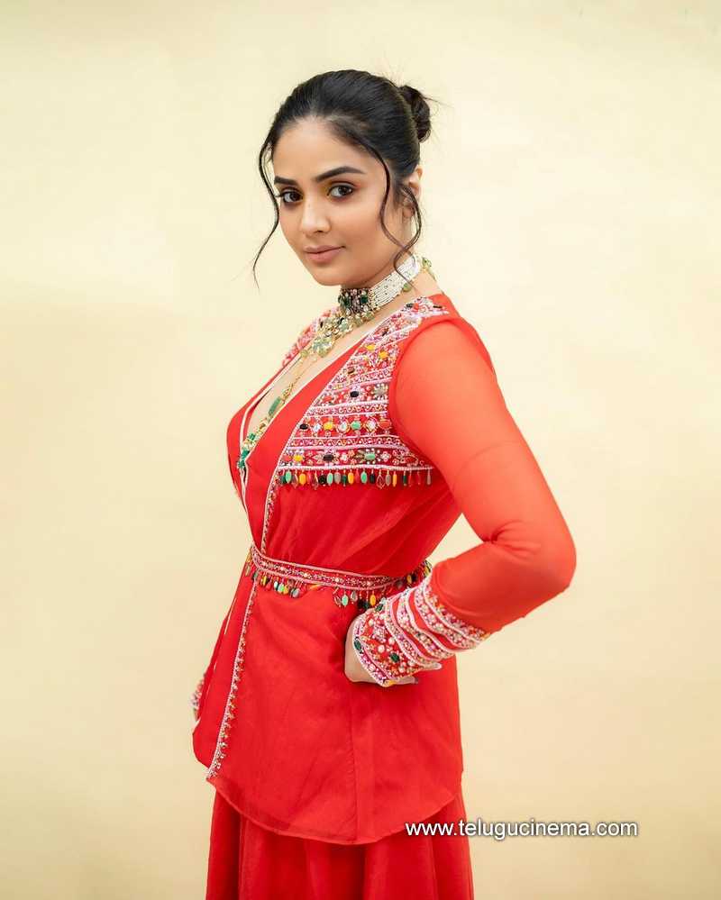 sreemukhi stills 14 11 22 002