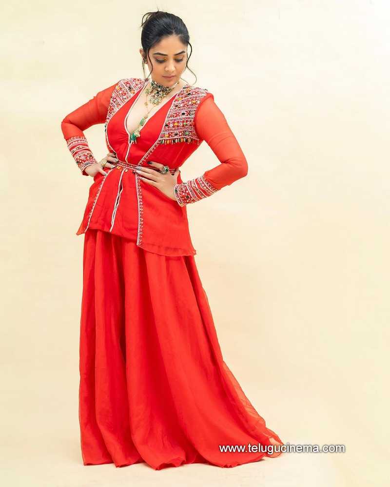 sreemukhi stills 14 11 22 009