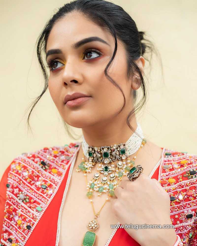 sreemukhi stills 14 11 22 010