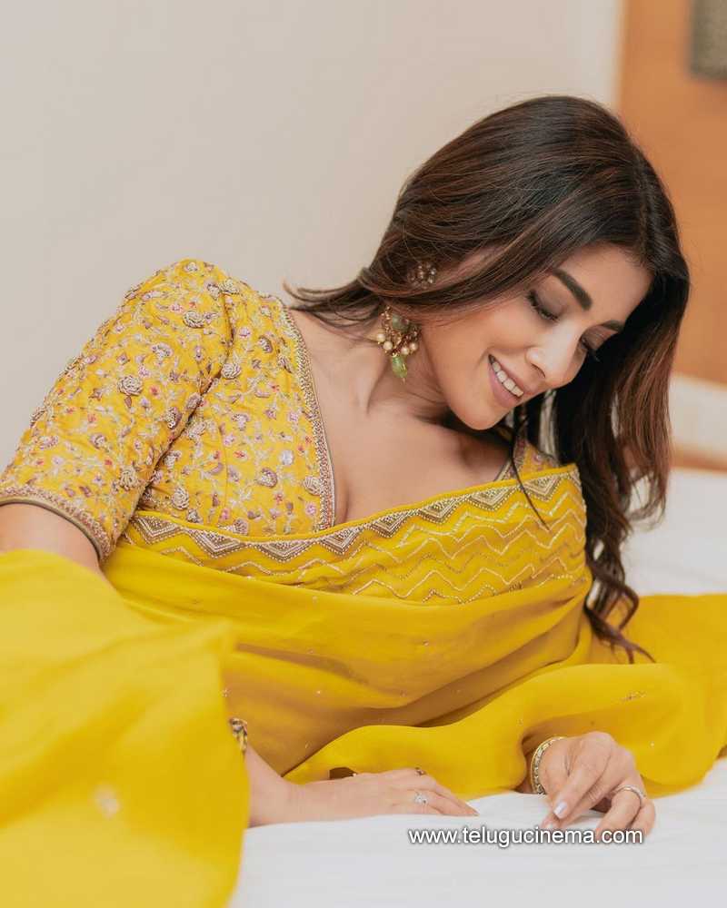 shriyasaran stills 210223 013