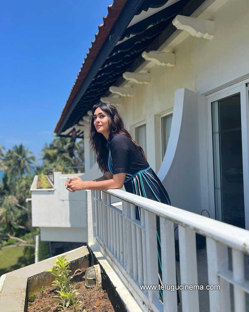 mrunalthakur stills 130323 006