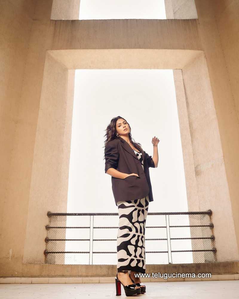 mrunalthakur stills 250323 002