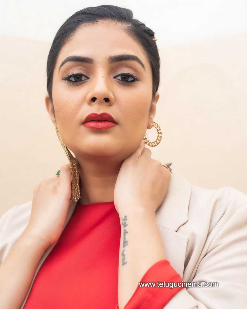 sreemukhi stills 240323 005