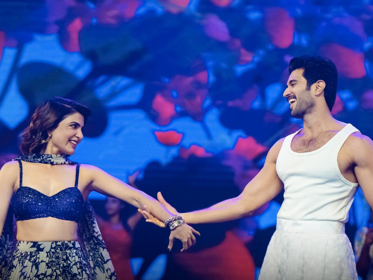 Samantha Vijay Deverakonda Set Stage On Fire With Their Dance Telugu