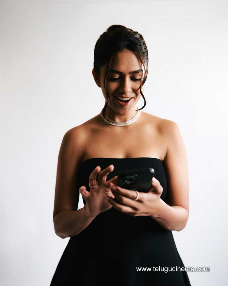 Mrunal Thakur In An Off Shoulder Black Gown Telugu Cinema