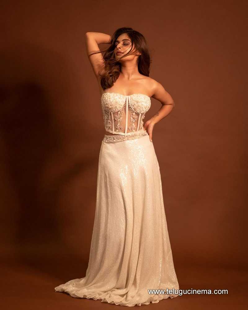 esther stills 110124 002