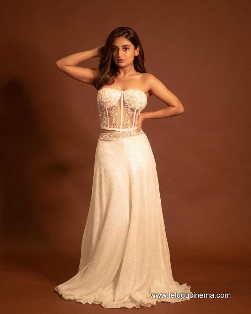 esther stills 110124 003