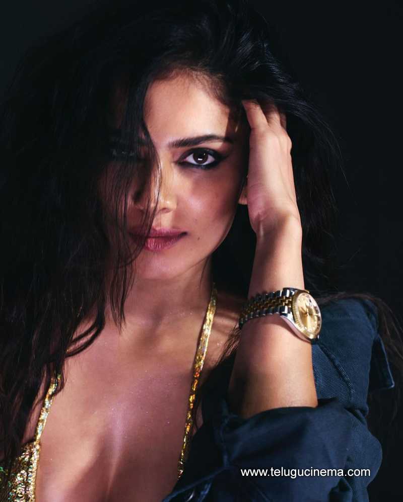 malavika stills 180124 002