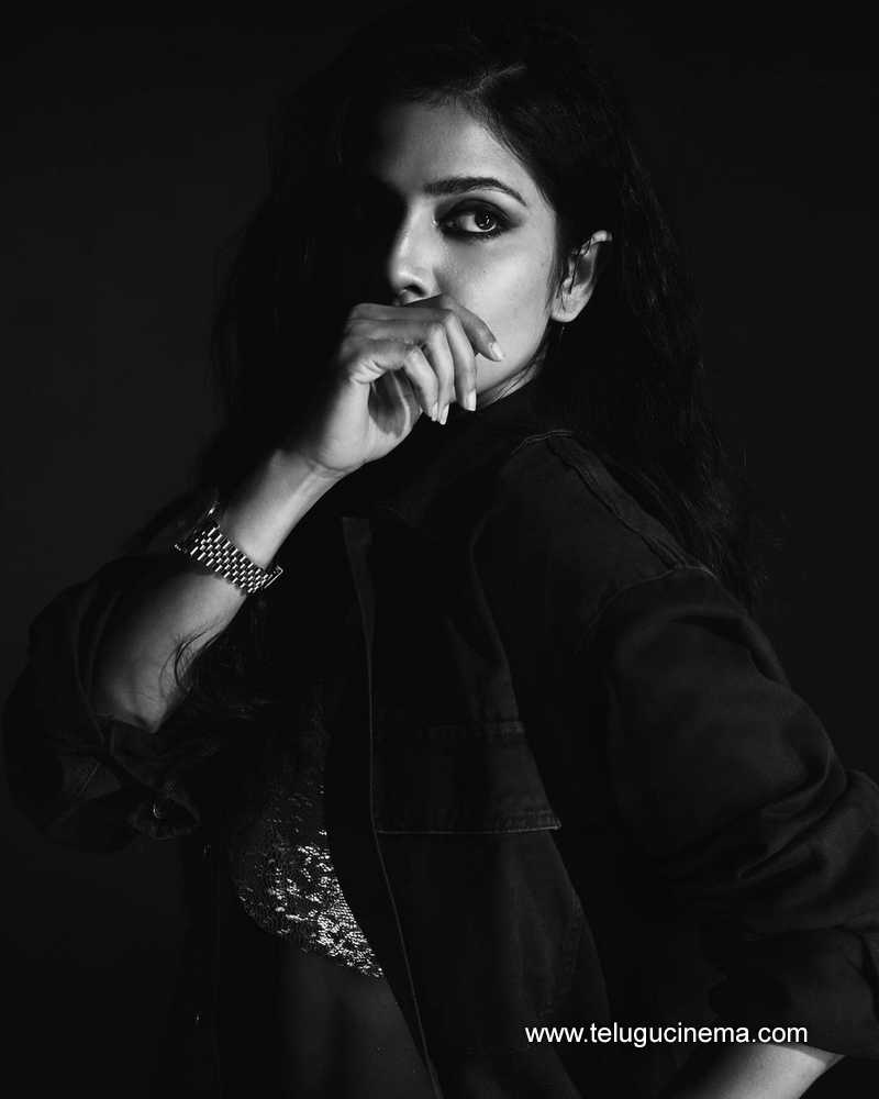 malavika stills 180124 006