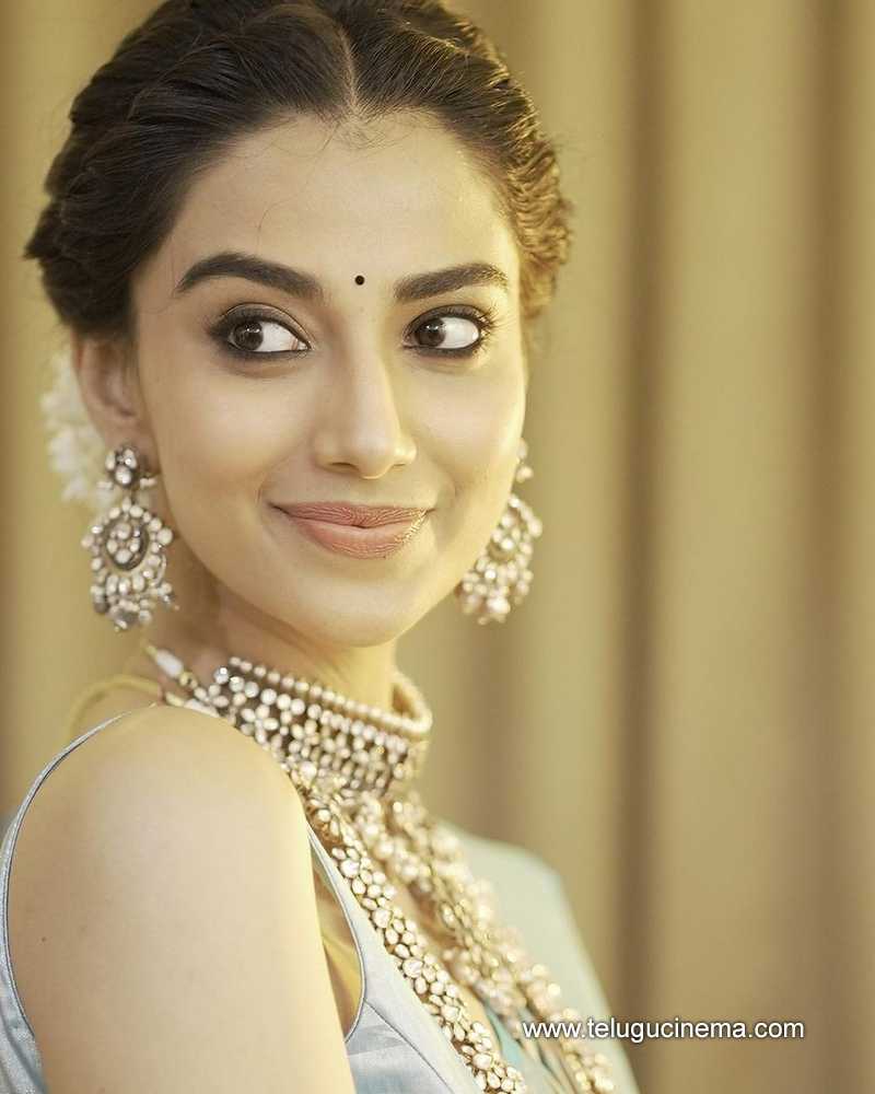 meenakshii stills 010124 001