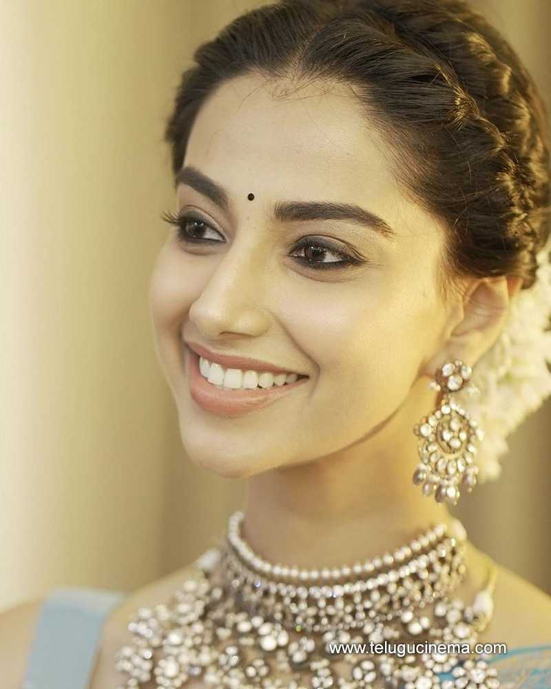 meenakshii stills 010124 002