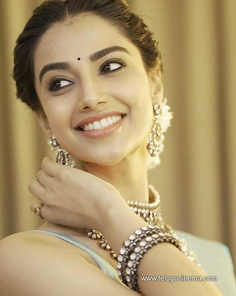 meenakshii stills 010124 003