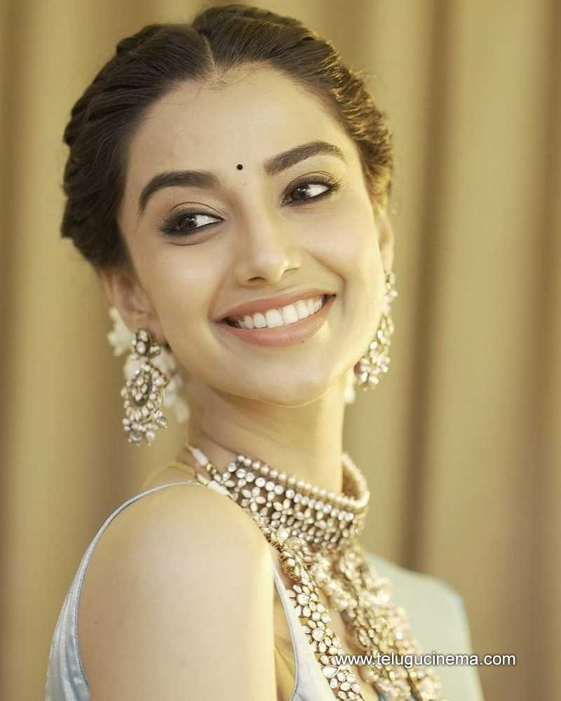 meenakshii stills 010124 005