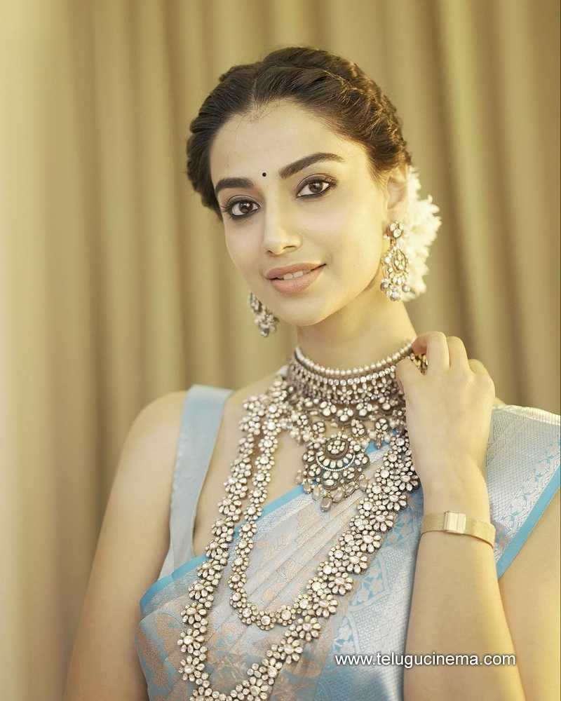 meenakshii stills 010124 007