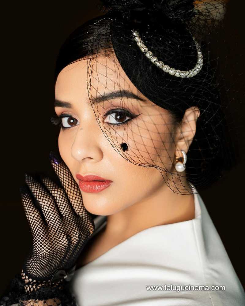 sreemukhi stills 220124 005