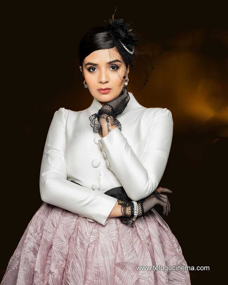 sreemukhi stills 220124 006