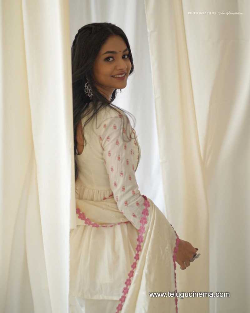 inava stills 110424 02