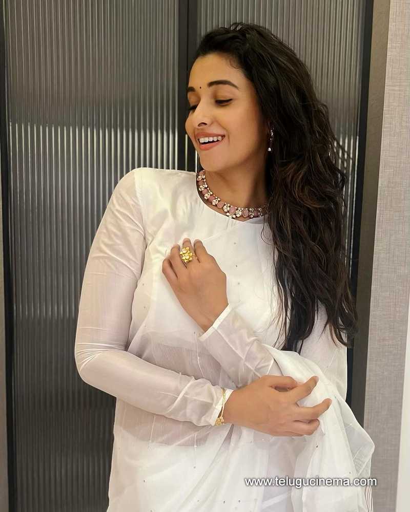 priyabhavani stills 160424 02