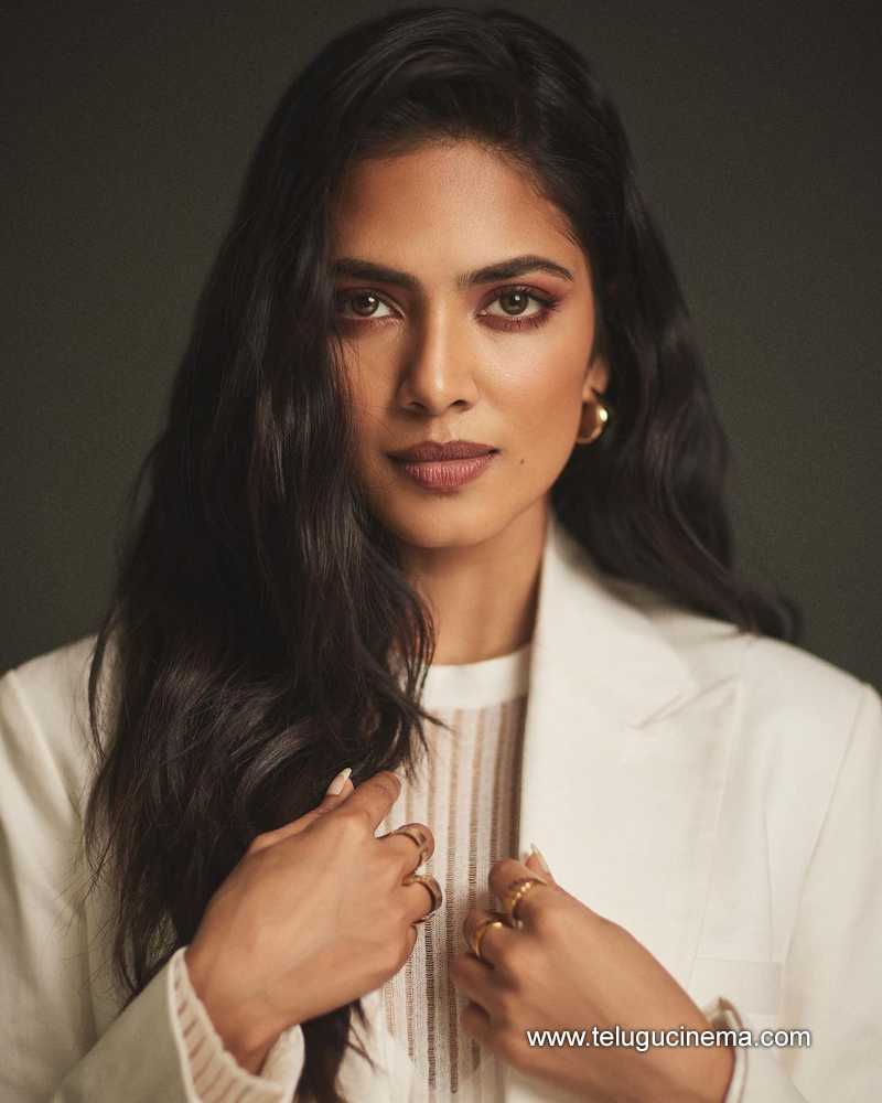 malavika stills 140524 03