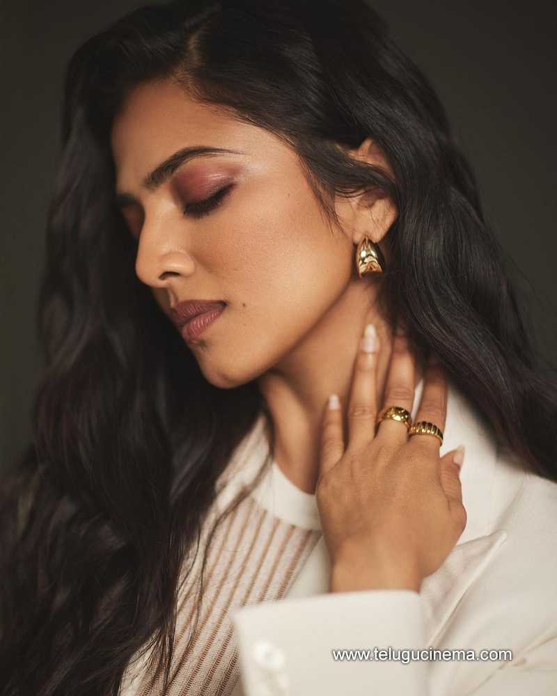 malavika stills 140524 04