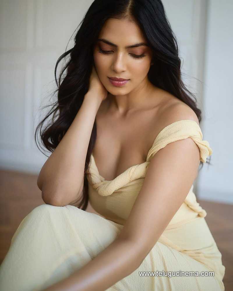 malavika stills 230524 06