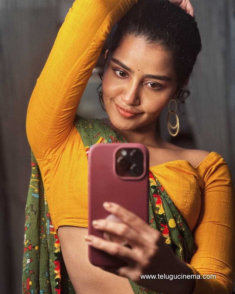 Anupama Parameswaran's selfie time in a Saree