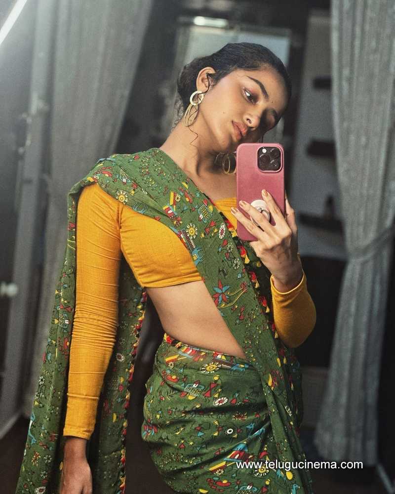 Anupama Parameswaran's selfie time in a Saree