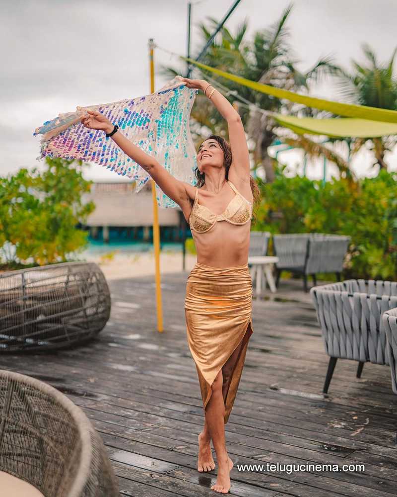 shriyasaran stills 170824 07