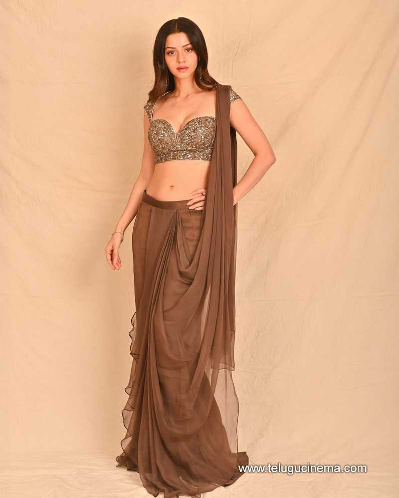 vedhika stills 190824 04
