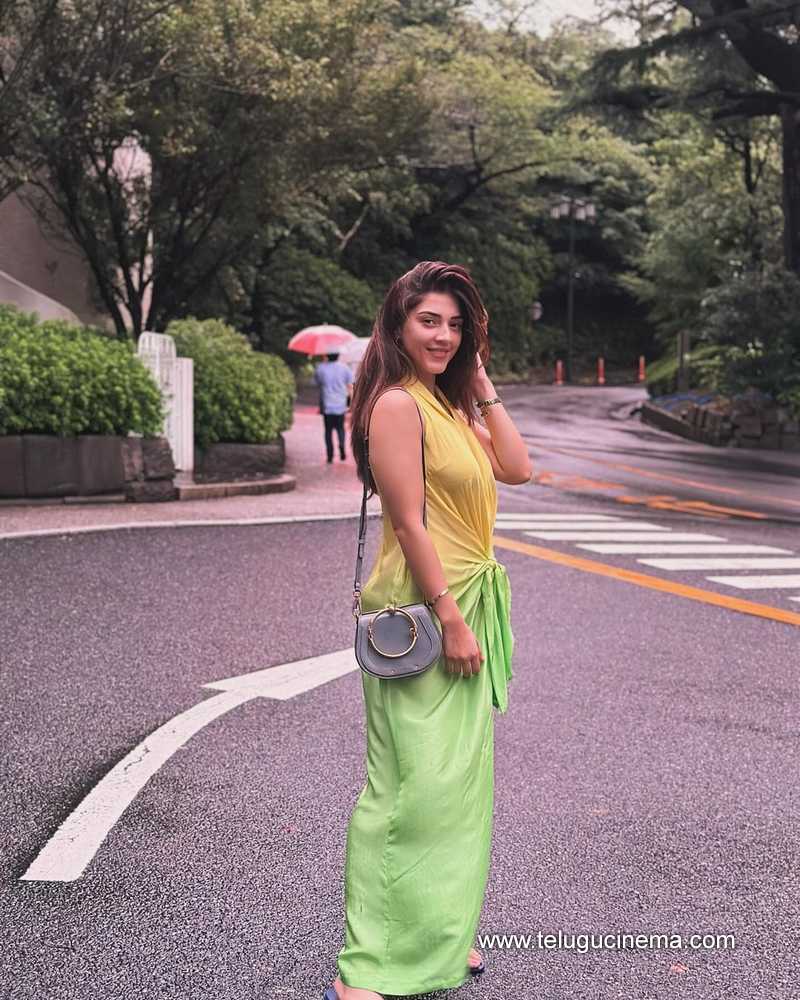 mehreen stills 130924 05