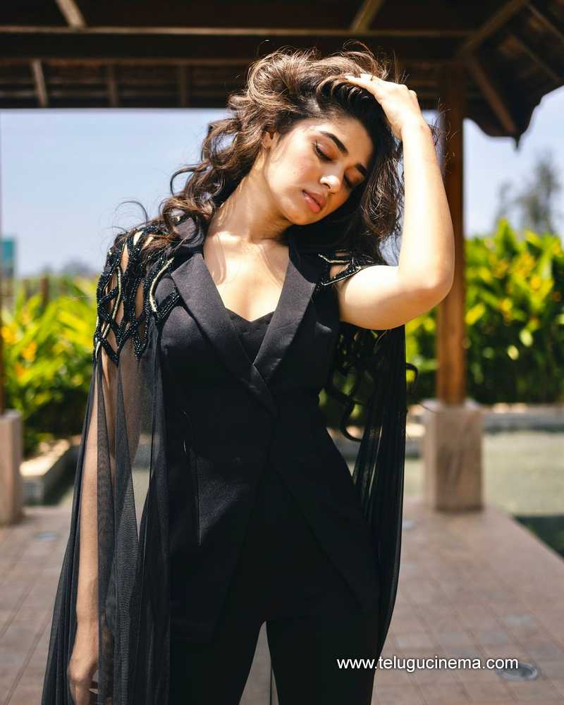 kritishetty stills 101024 01