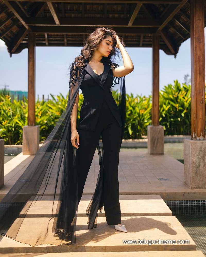 kritishetty stills 101024 02