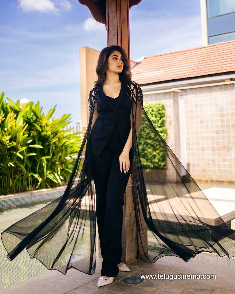 kritishetty stills 101024 04