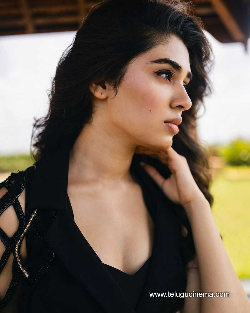 kritishetty stills 101024 09