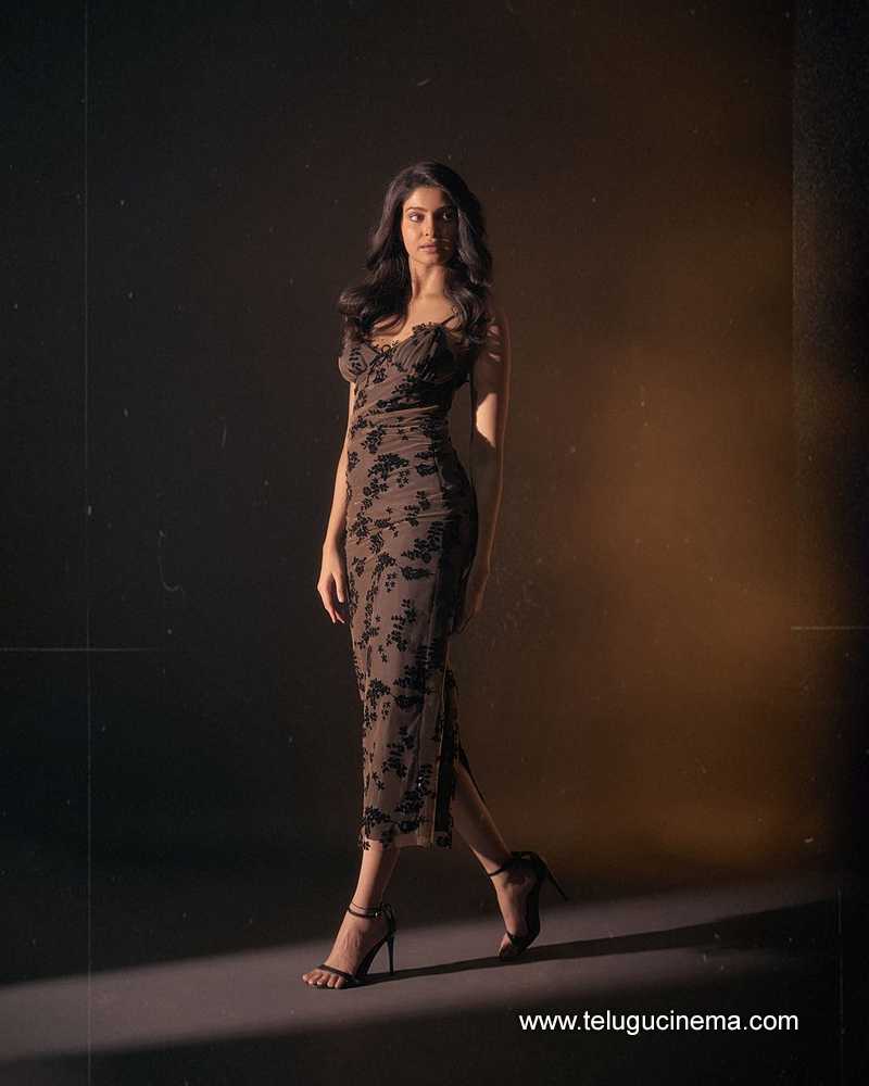 manasavaranasi stills 221024 02