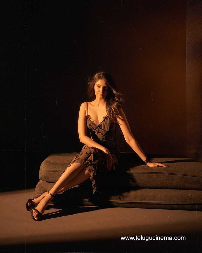 manasavaranasi stills 221024 04