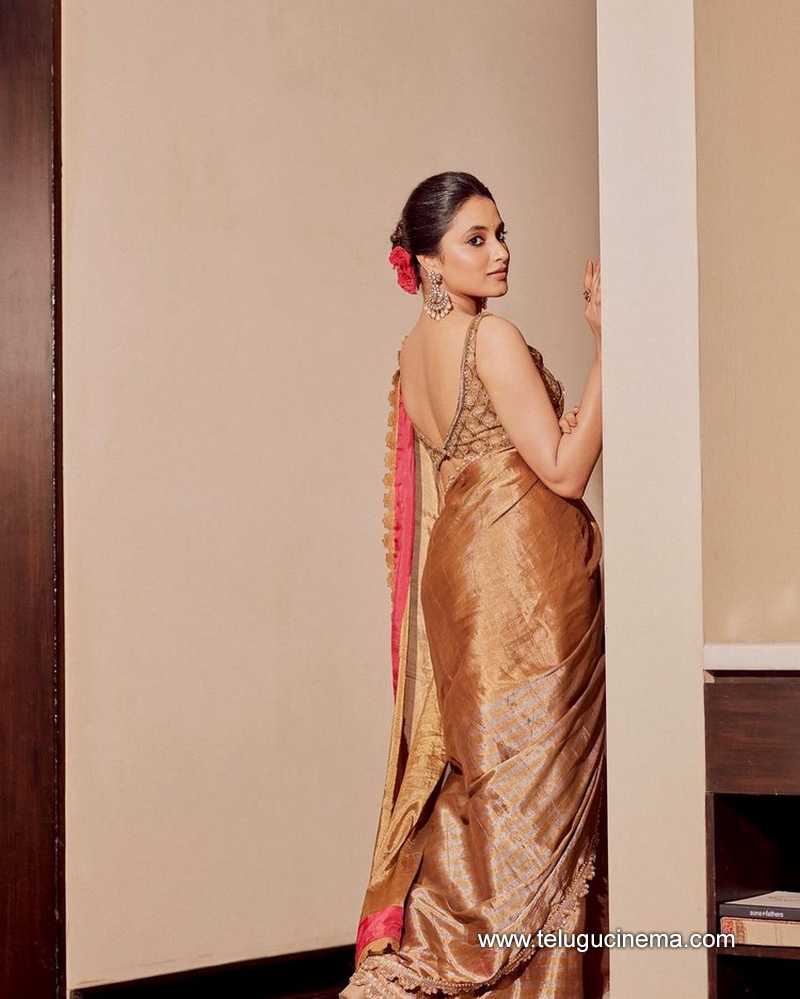 priyanka stills 161024 08