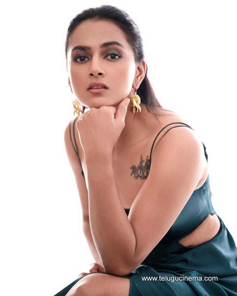 shraddhasrinath stills 211024 05