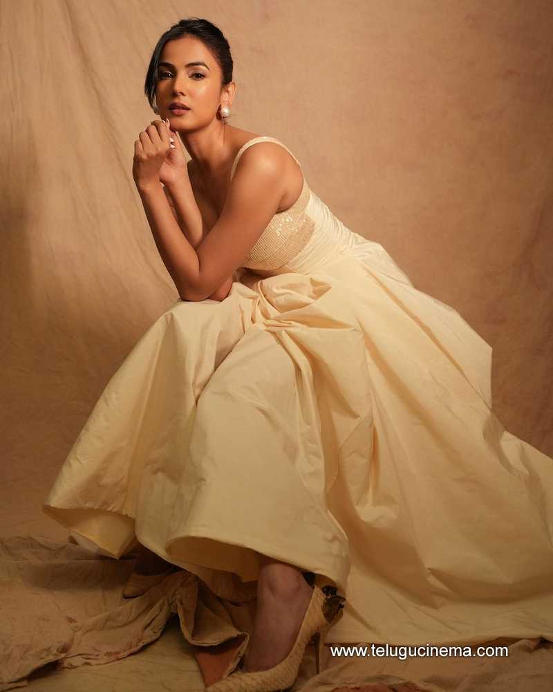 sonalchouhan stills 101024 07