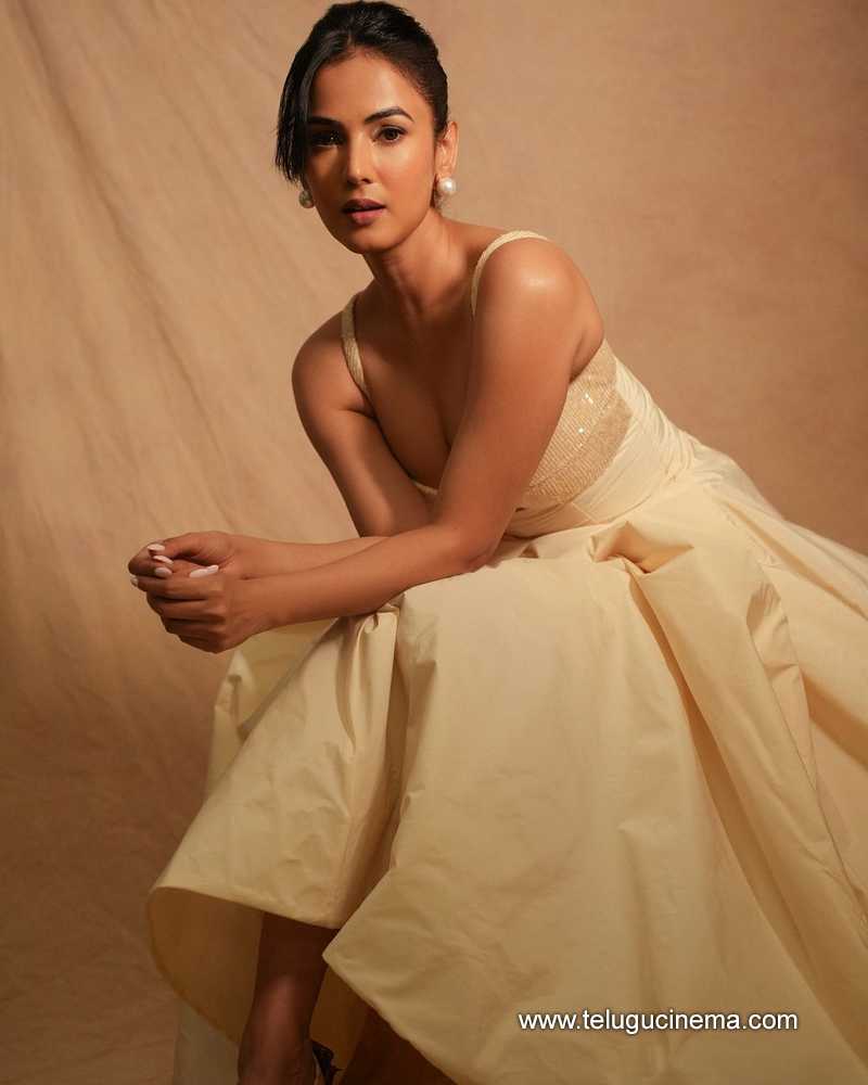 sonalchouhan stills 101024 09