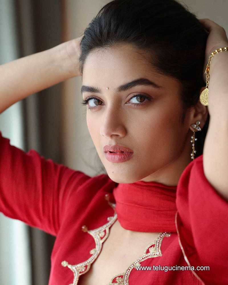 bhagyasree stills 221124 02