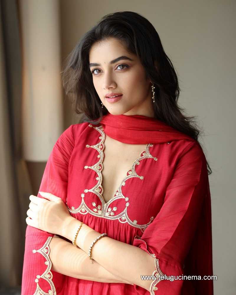 bhagyasree stills 221124 04
